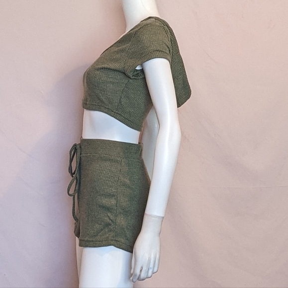 ChicMe Green Hooded Crop Top and Matching Shorts Lounge Set - Picture 4 of 8